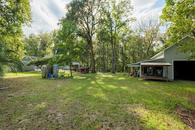 view of yard with a shed