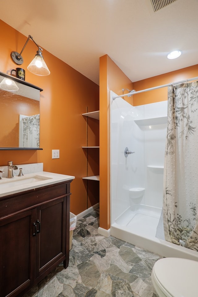 bathroom with a shower with curtain, toilet, and vanity