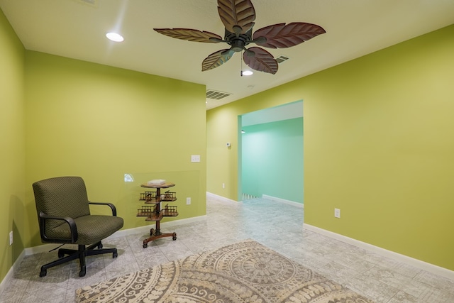 sitting room with ceiling fan