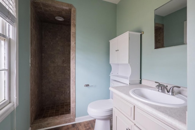 2205 Briarcliff Dr, Valdosta, GA 31602 - bathroom featuring tiled shower, toilet, wood finished floors, and vanity