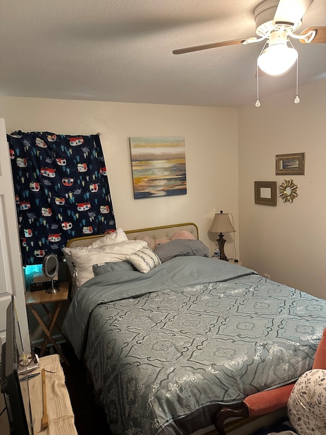 bedroom featuring ceiling fan and a textured ceiling