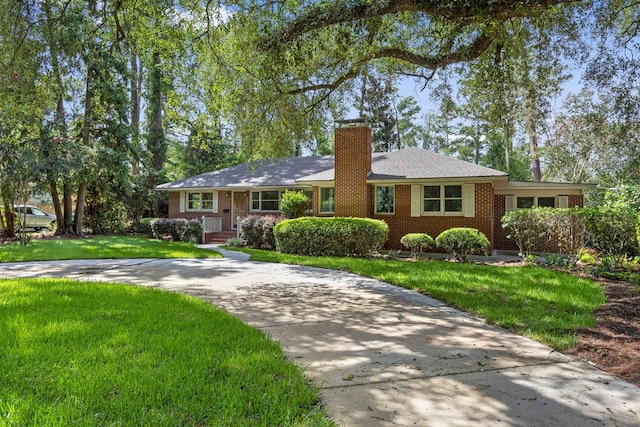 ranch-style house featuring a front lawn