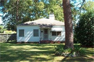 bungalow featuring a front lawn