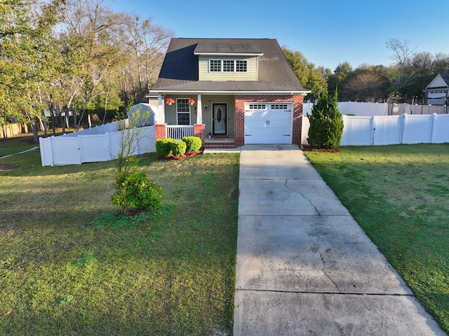 view of front of property featuring brick siding, a front lawn, fence, and covered porch