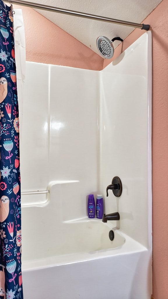 bathroom featuring shower / tub combo