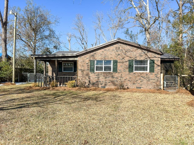 view of front of property featuring a front yard