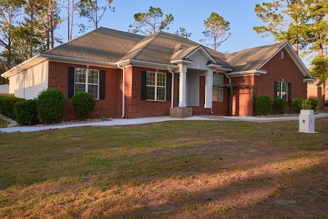 view of front of home featuring a front lawn