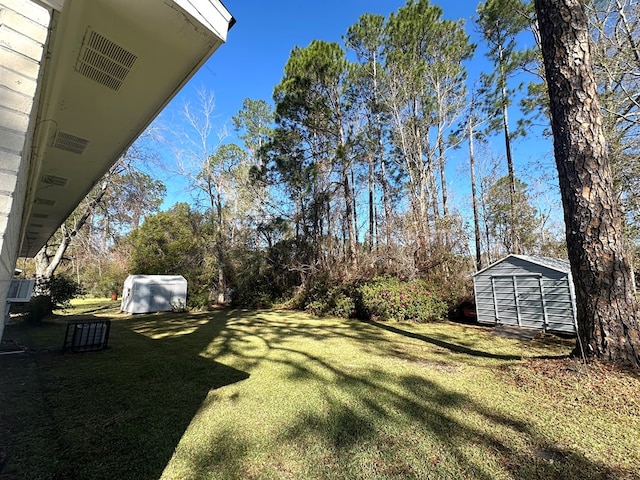 view of yard featuring an outdoor structure and a shed