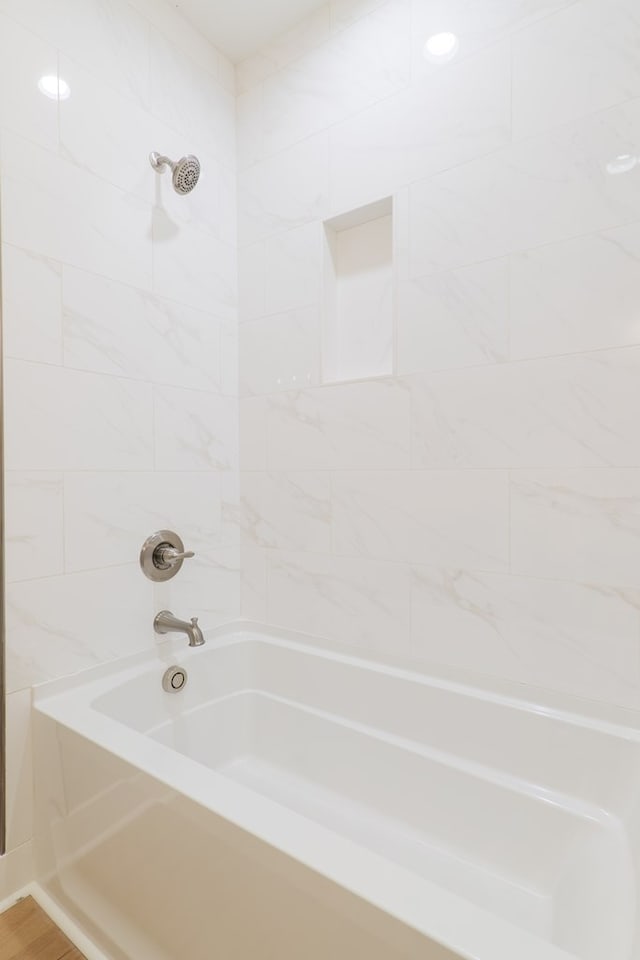 bathroom featuring tiled shower / bath