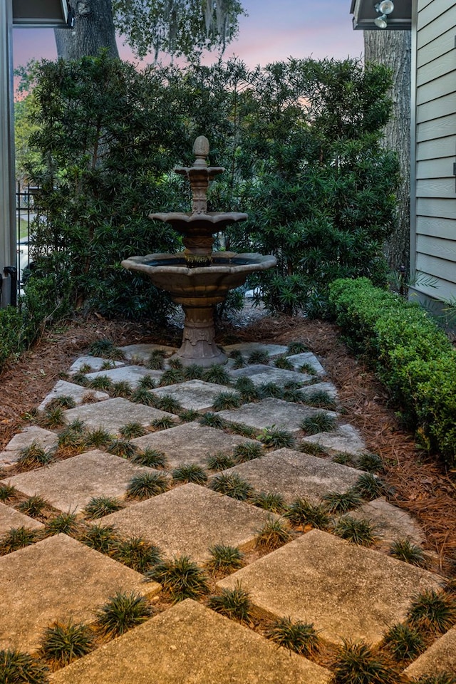 view of yard at dusk