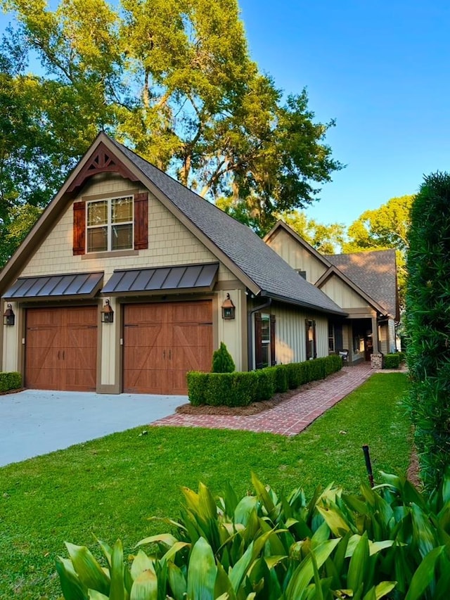 view of front facade featuring a garage and a front lawn