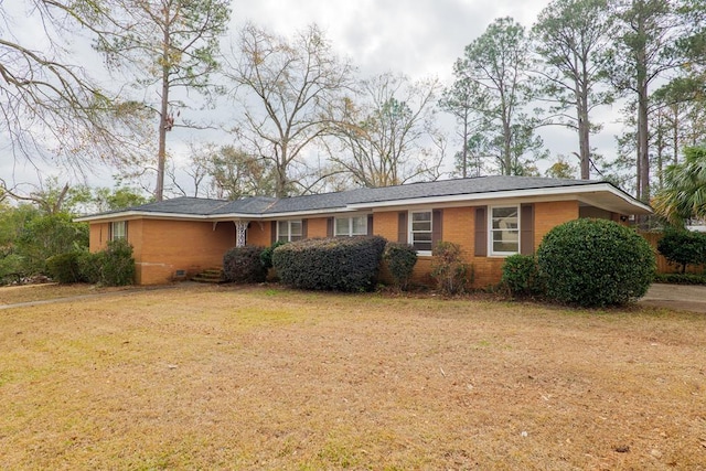 ranch-style house featuring a front lawn