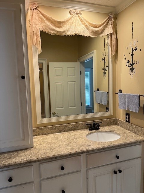 5054 Hammock Trl, Lake Park, GA 31636 - bathroom with vanity and crown molding