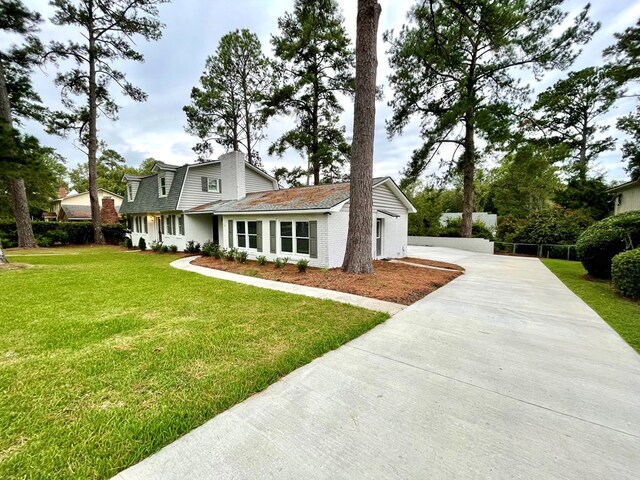 view of front facade featuring a front yard