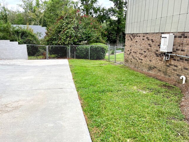 view of yard featuring a patio area