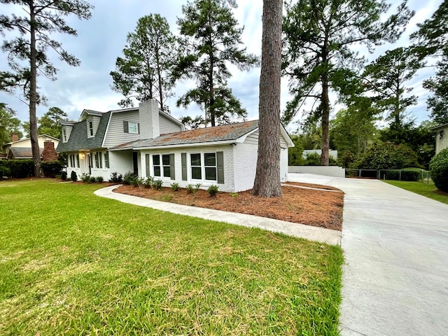 view of front of property with a front yard