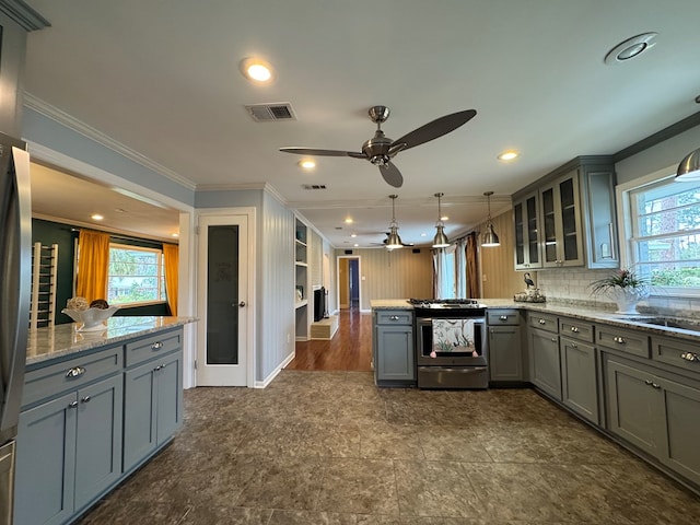 kitchen featuring decorative light fixtures, stainless steel stove, gray cabinets, and ornamental molding