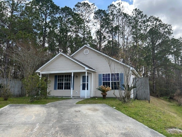 view of front of property featuring a front lawn and fence