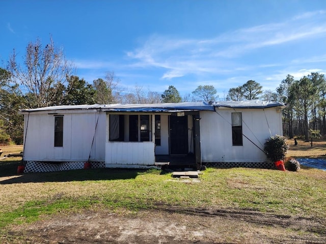 view of front of property featuring a front yard