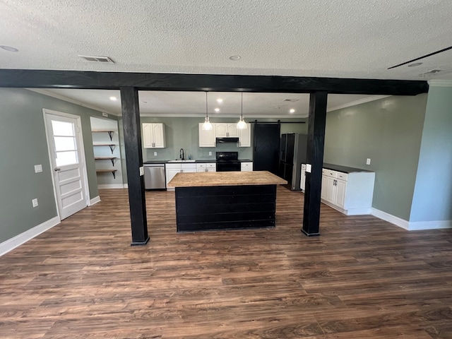 kitchen with black appliances, dark wood-type flooring, a sink, and a kitchen island