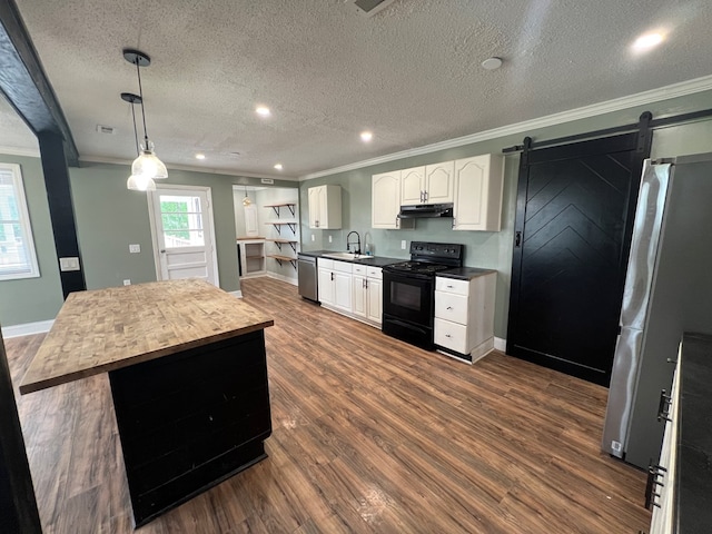 kitchen featuring crown molding, dark wood finished floors, under cabinet range hood, a sink, and stainless steel appliances