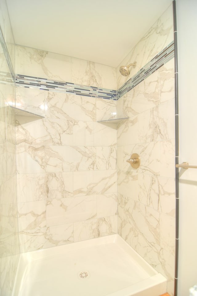 bathroom featuring a tile shower