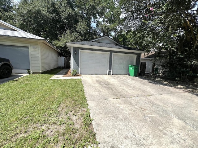 957 Mcafina Trl, Valdosta, GA 31602 - garage featuring a yard