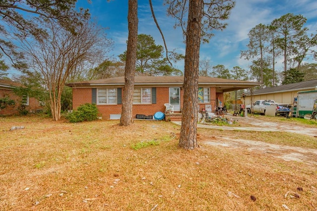 view of front of house featuring a front lawn and a carport