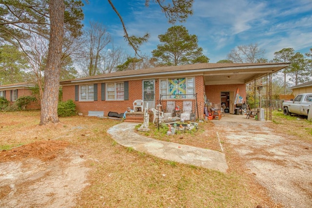 view of front of property featuring a carport