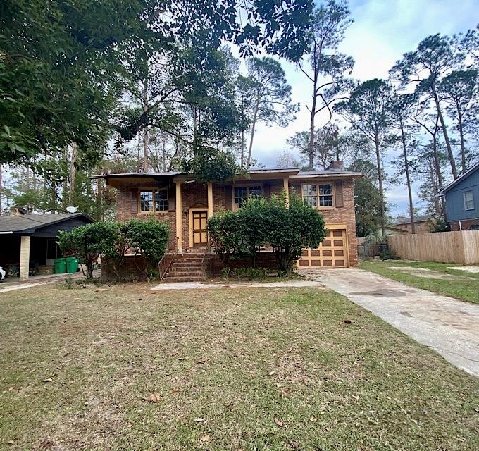 view of front of home featuring a front lawn and a garage