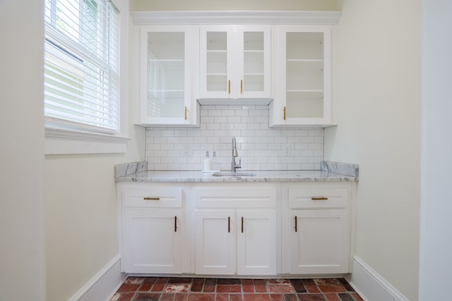 200 E College St, Valdosta, GA 31602 - bar featuring backsplash, baseboards, and a sink