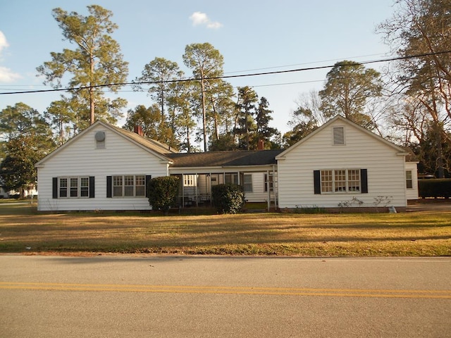 view of front of house featuring a front yard