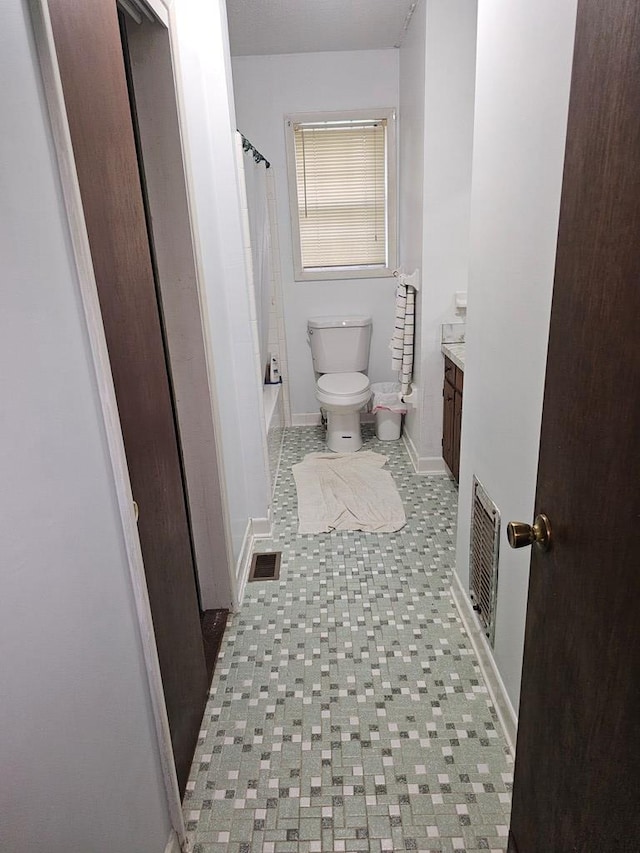 full bathroom with toilet, visible vents, vanity, and baseboards