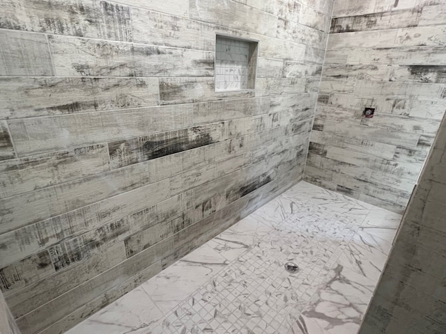 bathroom featuring a tile shower