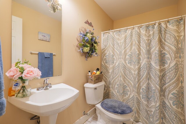 bathroom featuring toilet and sink