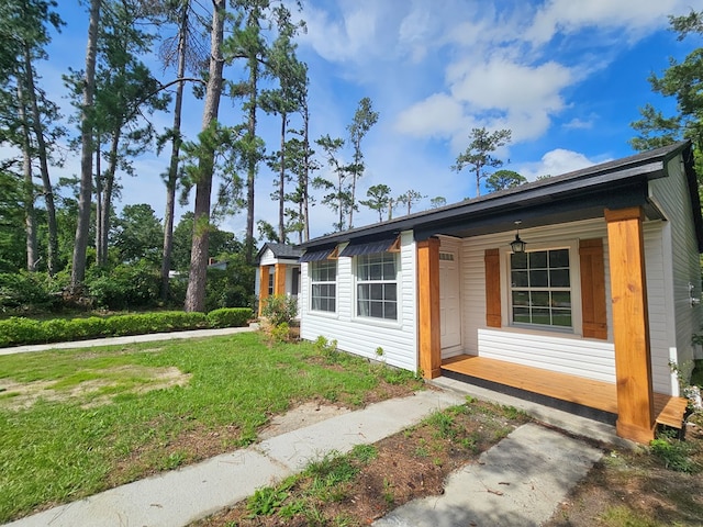 2105 N Troup St, Valdosta, GA 31602 - view of front of home featuring covered porch and a front yard