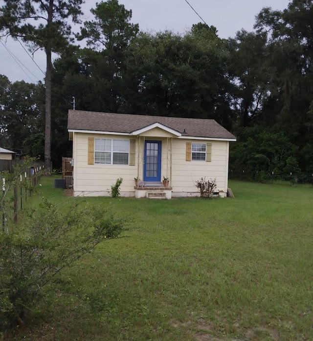 view of front facade with a front lawn