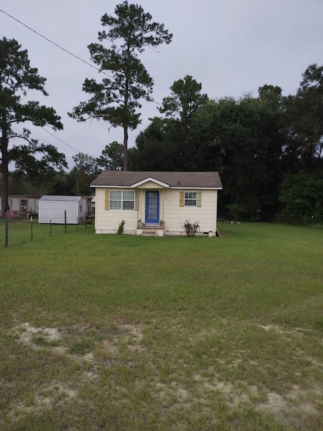 view of front of home featuring a front yard