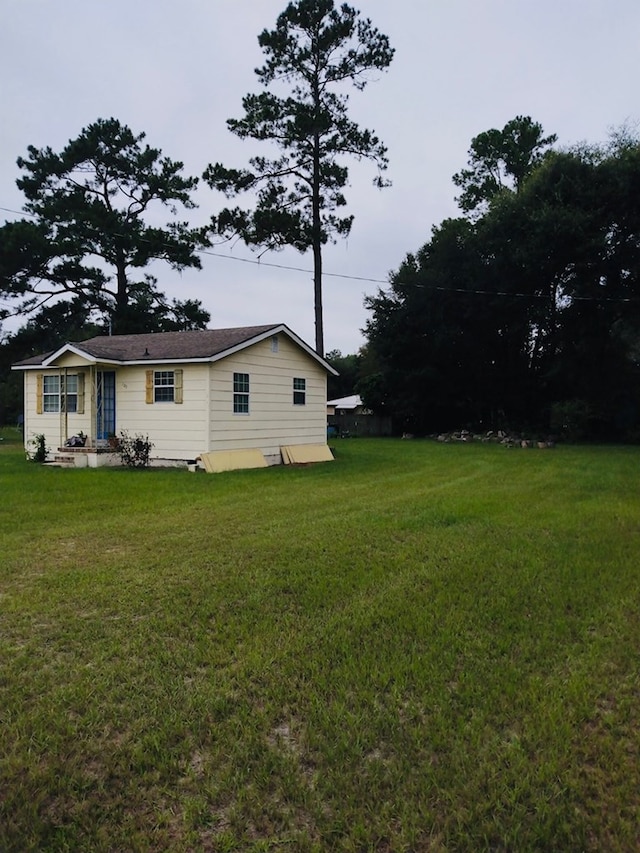 view of side of property featuring a lawn