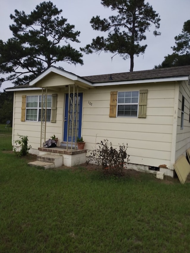 view of front of home featuring a front yard