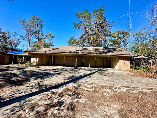 view of front facade featuring a carport