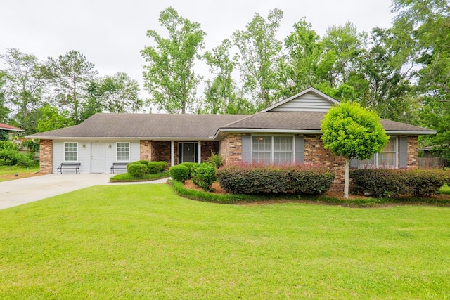 303 Breckenridge Dr, Valdosta, GA 31605 - ranch-style home featuring brick siding, a front yard, and concrete driveway