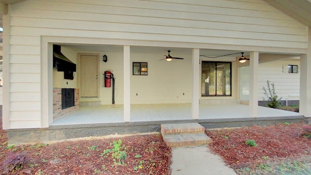 property entrance featuring ceiling fan