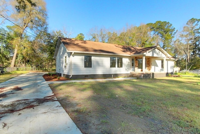 view of front of property featuring crawl space, concrete driveway, and a front lawn