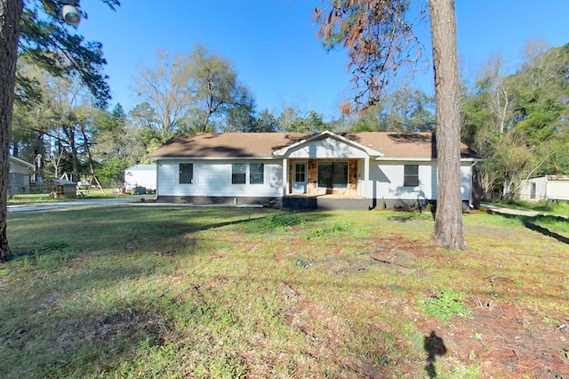 view of front of house featuring covered porch and a front lawn