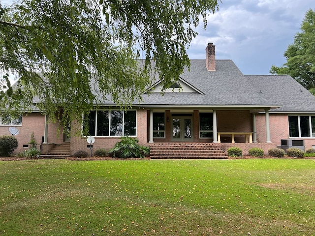 view of front of property featuring a front lawn