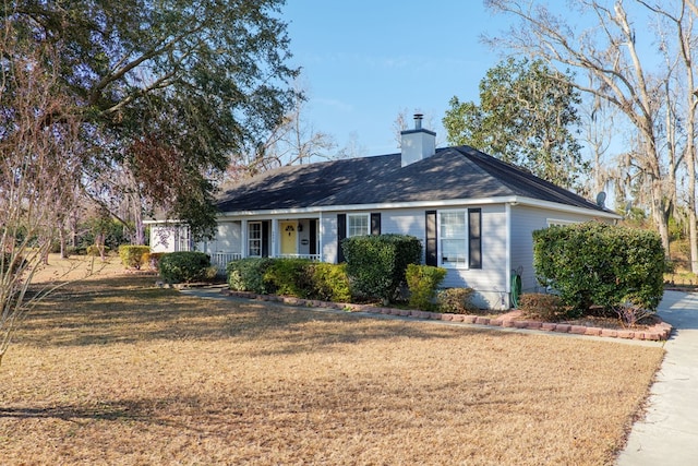 single story home featuring a front lawn