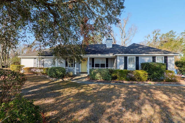 ranch-style home featuring a front yard and covered porch