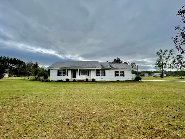 single story home with a front yard