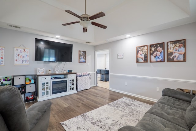 5187 Calvary Cir, Valdosta, GA 31605 - living area featuring ceiling fan, wood finished floors, recessed lighting, and a raised ceiling